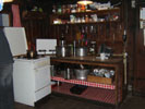 Ein Teil der Küche mit Arbeitsplatte und Gasherd